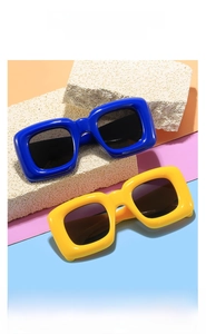 Vue détaillée des lunettes de soleil carrées épaisses bleu et jaune pour enfants