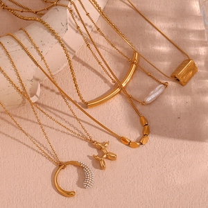 Detail von 18K vergoldeten Halsketten mit Perlen, Ballonhund und Lächeln-Anhänger
