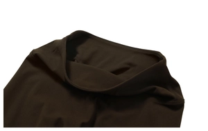 Detail der hoch taillierten schokobraunen Yoga-Leggings mit nahtlosem Bund und Stretch-Stoff