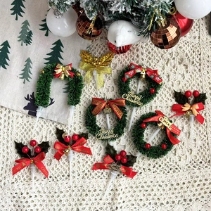 Décorations de gâteau de Noël avec couronnes vertes et nœuds rouges pour fête