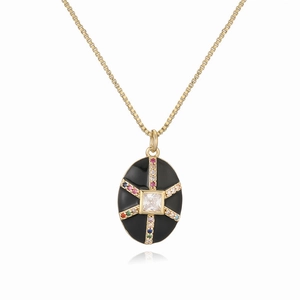 Collier à chaîne dorée avec pendentif noir ovale orné d'une gemme carrée et de pierres colorées