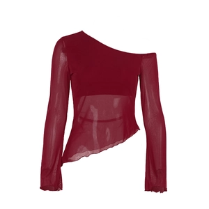Détail du haut en maille bordeaux avec design asymétrique et texture transparente