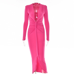 Détail de la robe rose fuchsia à manches longues avec décolleté en V et nœud central élégant