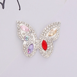 Makroaufnahme Schmetterling-Charm für Schuhe mit bunten Edelsteinen und Strasssteinen