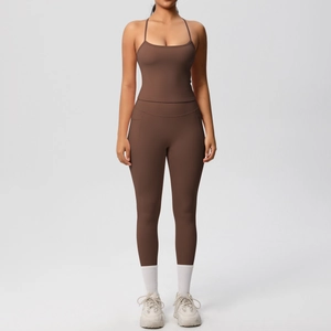 Détails de l'ensemble de yoga marron avec caraco à fines brides et legging à taille haute