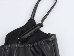 Détail de la boucle en métal ajustable sur la bretelle en similicuir noir et dentelle