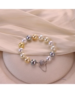 Détail du bracelet en perles multicolores avec fermoir magnétique serti de cristaux brillants