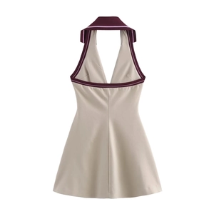 Abito beige all'americana senza maniche con finiture bordeaux su sfondo bianco