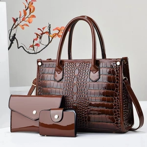 Ensemble sac à main marron motif crocodile avec pochette et petit portefeuille assortis
