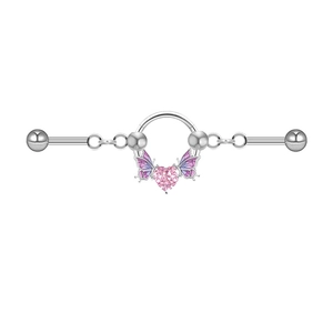 Detailansicht eines Industrial Barbells mit rosa Herzstein und lila Schmetterlingsdesign