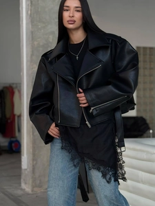 Veste de motard noire surdimensionnée avec haut en dentelle et jean bleu clair