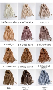 Cartella colori di dodici sciarpe con frange in tinta unita effetto cashmere morbido