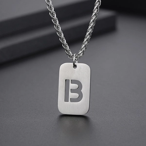 Vue détaillée du pendentif lettre B en acier inoxydable argenté avec finition brossée