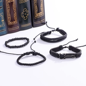 Ensemble de quatre bracelets noirs pour hommes en cuir et perles avec un charme de guitare
