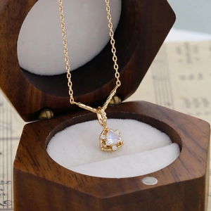 Dettaglio di una collana in argento S925 placcato oro 14K con gemma a triangolo