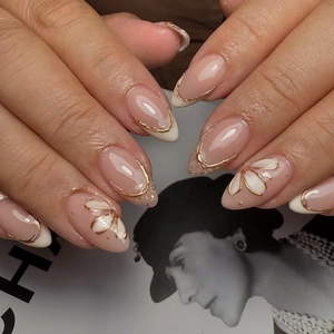 Press On Nails With 3D White Flower Gold Edges Nude Pink French Tips Oval Almond Long Artificial False Nails For Women