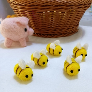 Handmade wool felt bee and pig craft set for DIY brooch and hair clip accessories