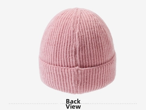 Vue détaillée du dos du bonnet en maille rose montrant la texture côtelée et la couture