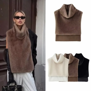 Détail de col montant en fausse fourrure disponible en marron, blanc cassé et noir