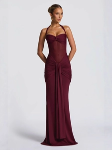 Elegante abito lungo bordeaux con scollo all'americana, inserti in rete e vita a pieghe