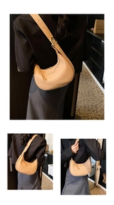 Vista dettagliata della borsa a mezzaluna in pelle beige con trama litchi e logo KOACK