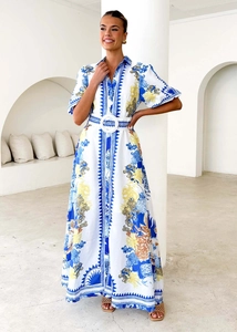 Dettaglio della stampa floreale boho e colletto a camicia su abito lungo estivo con cintura