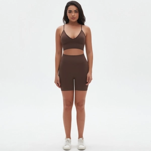 Detailansicht des nahtlosen Yoga-Sets mit V-Ausschnitt Sport-BH und High-Waist-Shorts in Braun