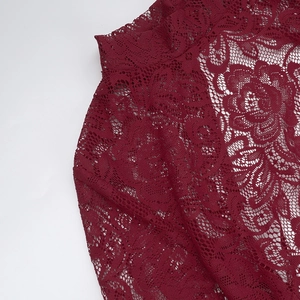 Dettaglio in pizzo floreale bordeaux con trama a rete fine ed eleganti effetti trasparenza
