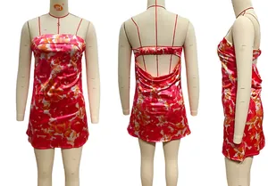 Détail de mini robe satinée fleurie montrant les fines bretelles et le dos froncé ajouré