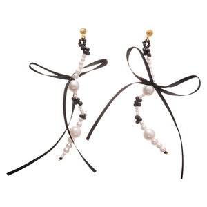 Boucles d'oreilles nœud élégantes avec longs glands en perles et rubans noirs sur blanc