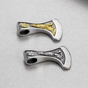 Pendentif hache viking double avec gravure Valknut et tête de loup en or et argent