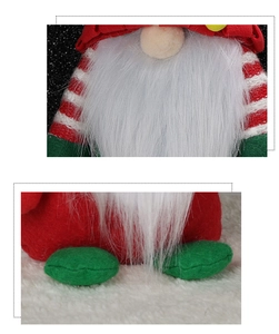 Dettaglio ravvicinato dello gnomo di Natale in peluche con feltro rosso e barba bianca