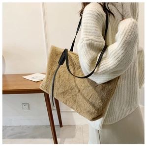 Dettaglio della grande borsa tote in ecopelliccia kaki con sottili spalline in pelle nera