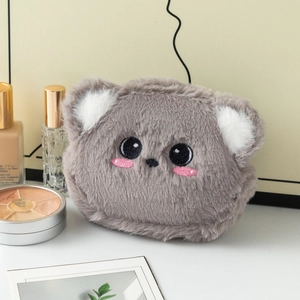 Dettaglio del portamonete koala in peluche ricamato in un elegante set cosmetico
