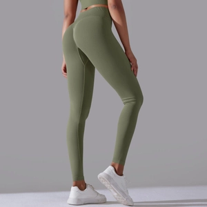 Detailansicht der olivgrünen Yoga-Hose mit hoher Taille und nahtlosem Push-up-Effekt