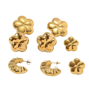 Polished 18K gold-plated stainless steel flower and hollow textured hoop earrings set