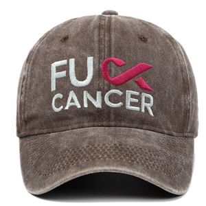 Dettaglio del ricamo FU CANCER e nastro rosa sul berretto da baseball in cotone marrone