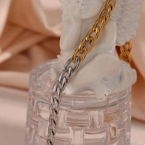 Dettaglio della catena a maglie da 8mm bicolore oro e argento su decoro artistico