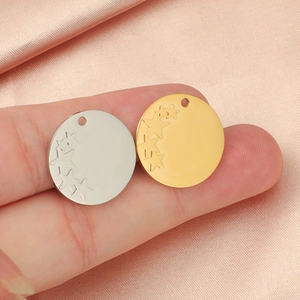 Mirror polished stainless steel round pendants with star engraving in gold and silver