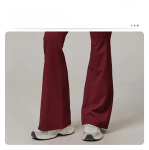 Détail du bas de pantalon de yoga évasé bordeaux avec coupe ajustée et taille haute