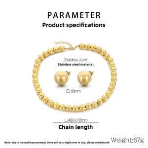 Détail du collier à billes dorées 12mm et boucles d'oreilles 18mm en acier inoxydable