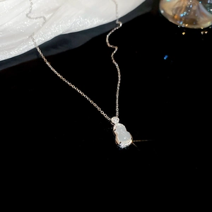 Détail du collier argenté avec pendentif hulu serti de zircons et incrustation opale