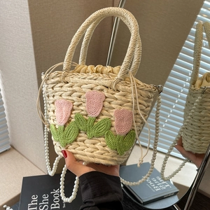 Handgefertigte Stroh-Eimertasche mit rosa Häkel-Tulpen und edlem Perlen-Schultergurt