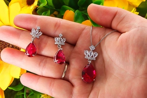 Détail du parure de bijoux couronne en argent avec pierres précieuses rouges en poire