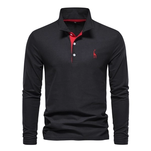 Détail de polo homme à manches longues avec broderie de cerf et col contrasté en coton