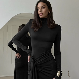 Elegante abito attillato nero a maniche lunghe con collo alto, spacco e lacci in vita