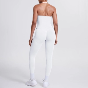 Rückansicht des weißen Yoga-Sets mit rückenfreiem Oberteil und High-Waist-Sportleggings