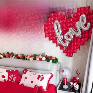 Set decorativo romantico per nozze con palloncini a cuore rossi e scritte Love argento