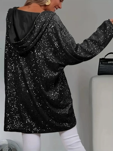 Detailansicht des schwarzen Pailletten-Hoodies mit hochdichter, glänzender Oberfläche