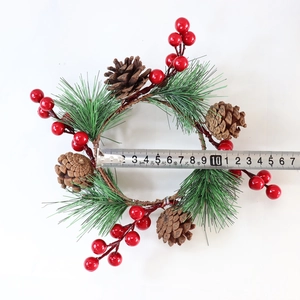 Weihnachtlicher Kerzenkranz mit Kiefernnadeln und roten Beeren, Innendurchmesser ca. 10 cm